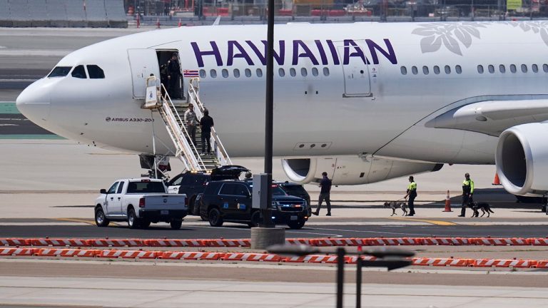 Navy technician arrested for allegedly making false bomb threat on Hawaiian Airlines flight