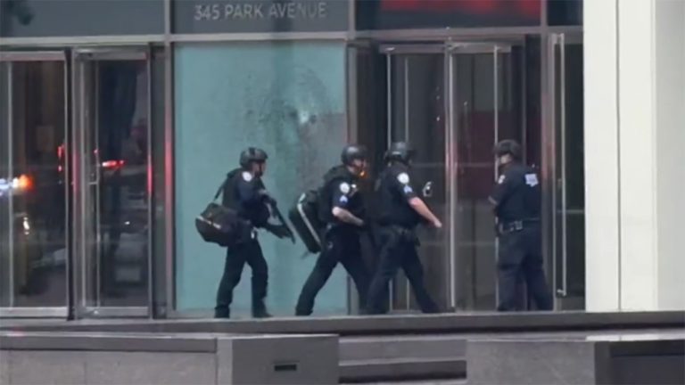 2 NYPD officers among 6 shot inside midtown Manhattan Blackstone building, shooter down