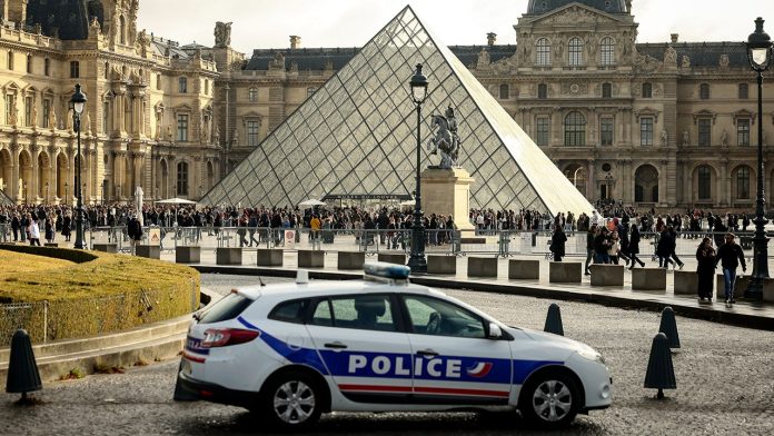 1761477980_paris-louvre-paris-car-museum.jpg