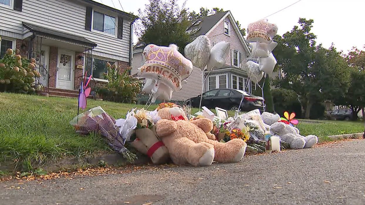 Memorial for Maria Niotis and Isabella Salas.