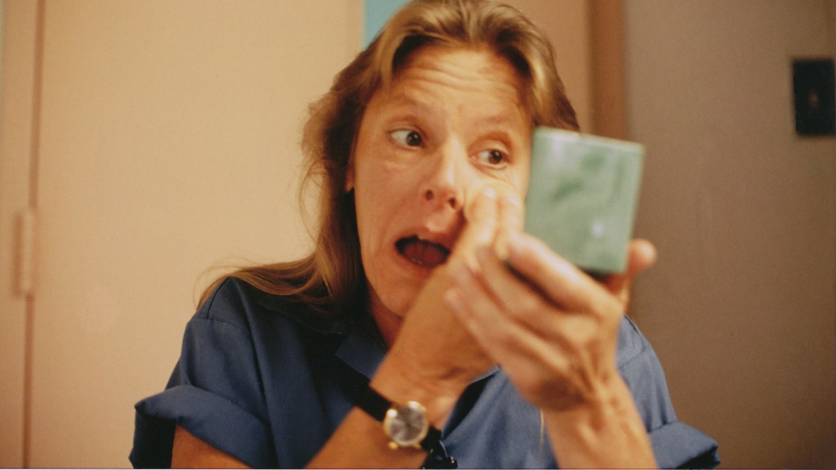 Aileen Wuornos powdering her face.