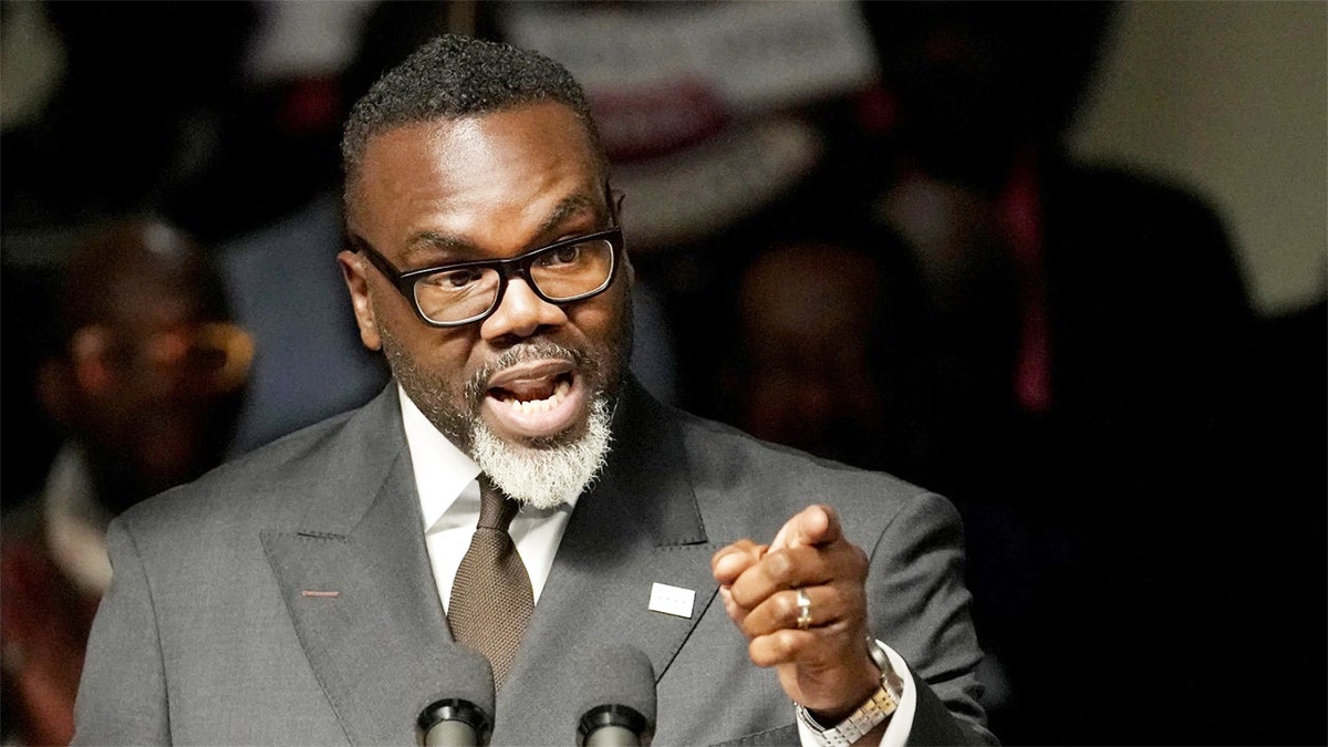 Chicago Mayor Brandon Johnson pointing his finger.