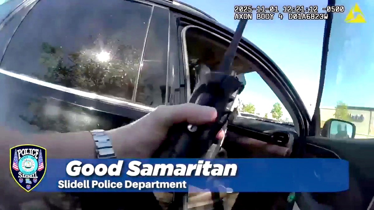 Sgt. Jeff Kahrs opens door to good Samaritan's SUV while chasing a shoplifter