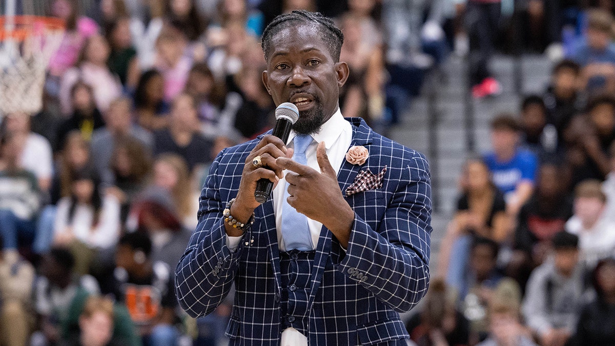 Former Iowa superintendent Ian Roberts speaks to students