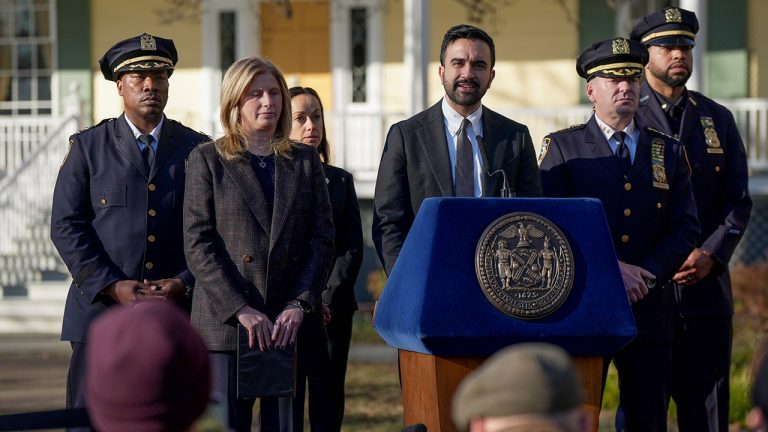 Hero NYPD officers honored for foiling alleged ISIS-inspired terror plot near Gracie Mansion
